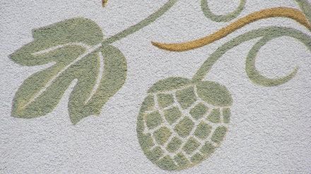 Painting of hops on the side of a pub in the Franconian countryside